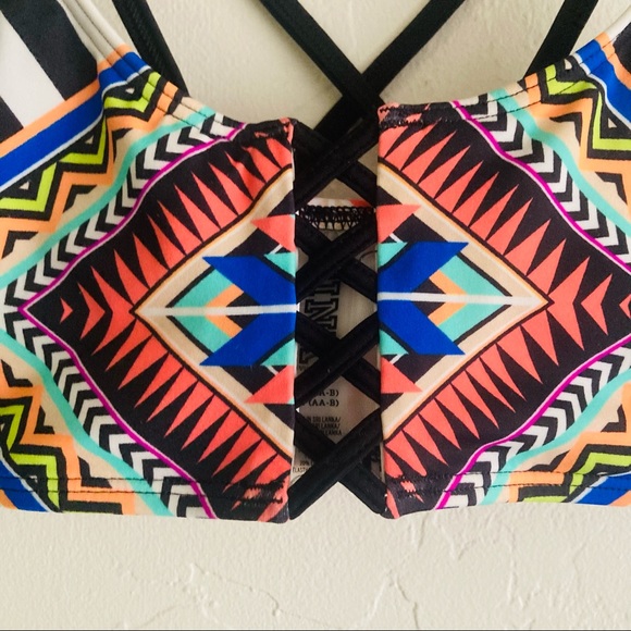 VS PINK • Geo Print Strappy Crisscross Bikini Top - Picture 5 of 14